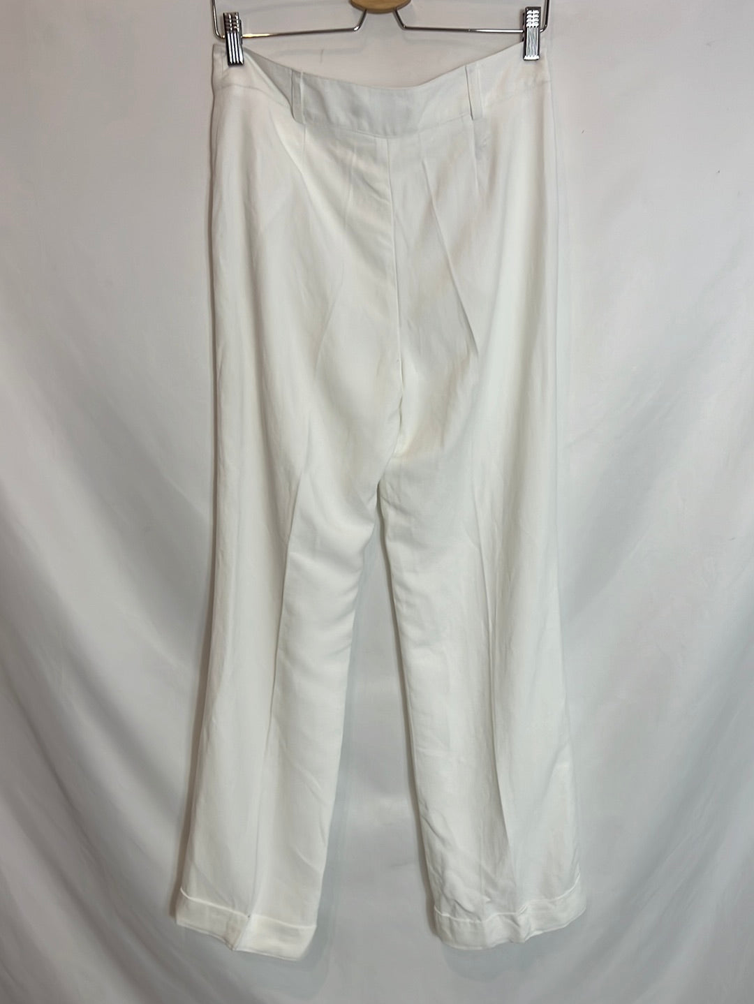 YERA. Flowy white pleated trousers. Size 40