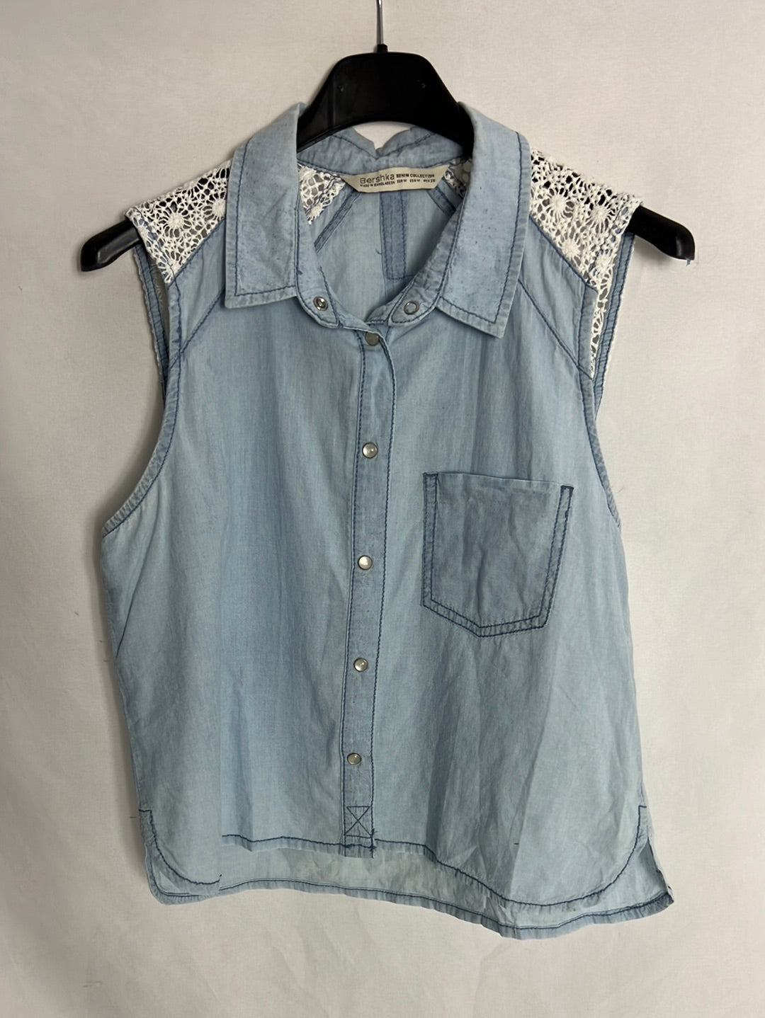 BERSHKA. Camisa denim sin mangas T.M