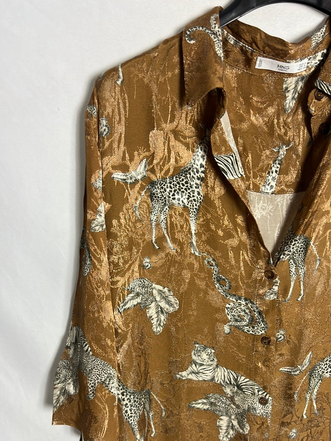 MANGO. Blusa satinada estampado safari. T S