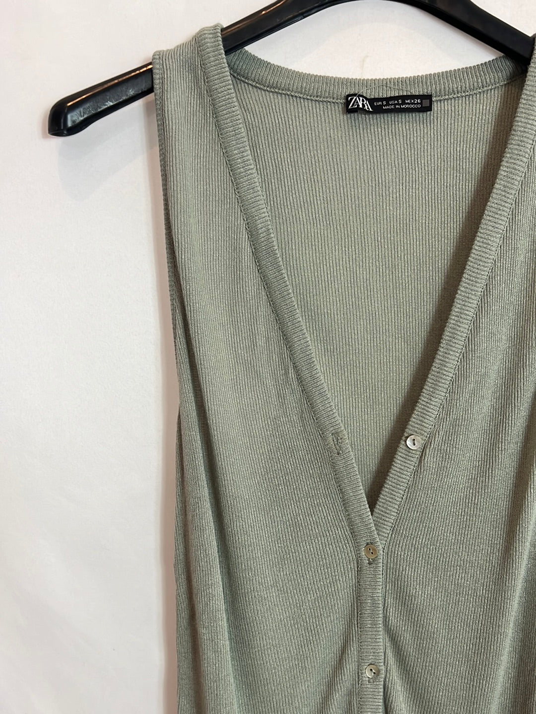 ZARA. Top canalé abotonado verde apagado. T S