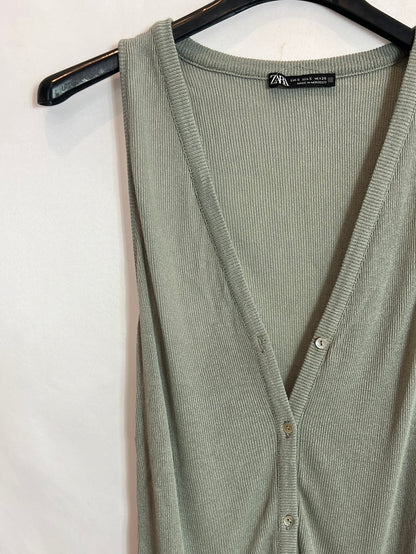 ZARA. Top canalé abotonado verde apagado. T S