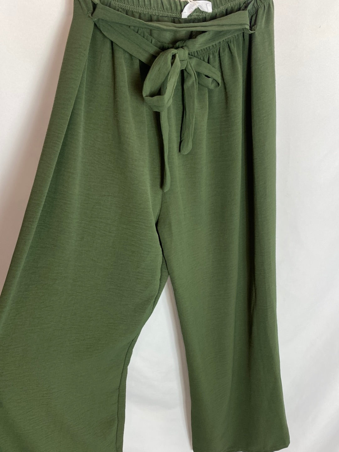 ALGO BONITO. Pantalón verde con lazo. T.u