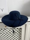 OTRAS. Sombrero azul detalle plumas. T 57