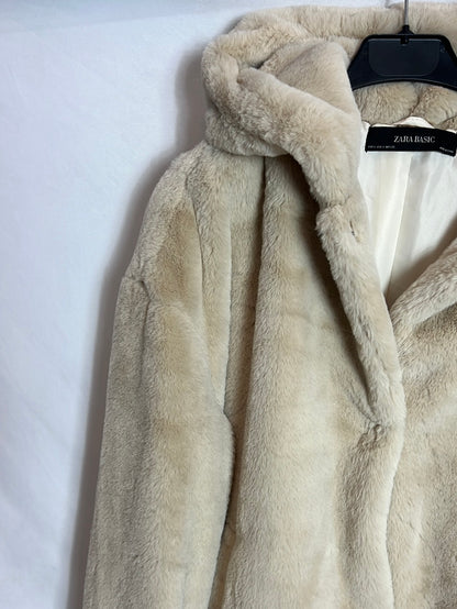ZARA. Abrigo pelo beige capucha T.S