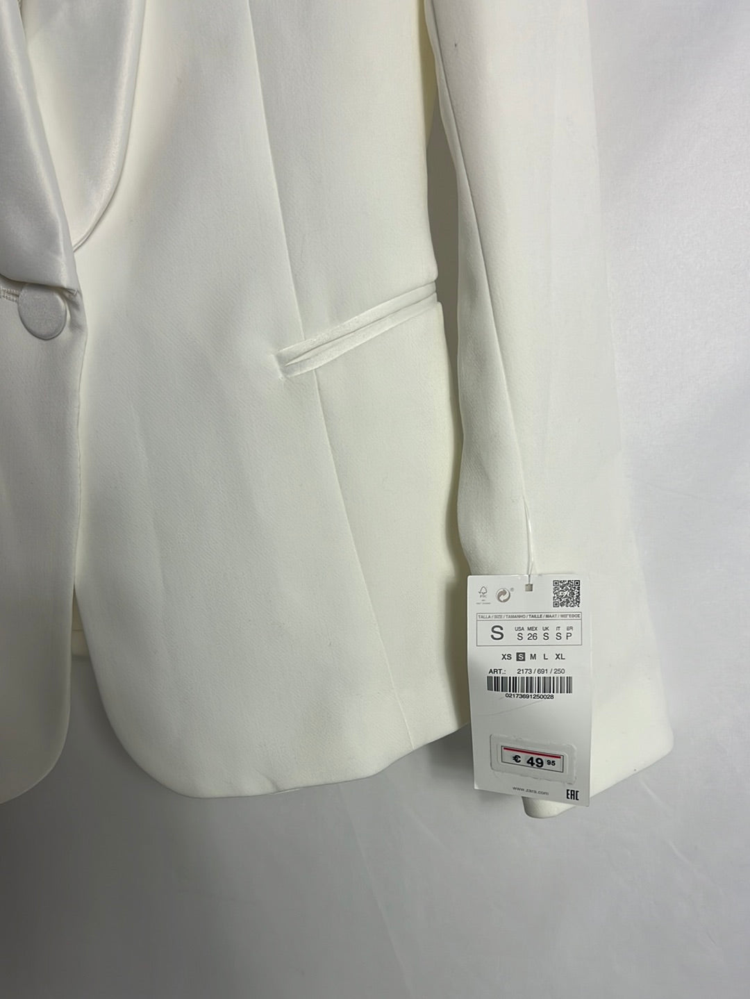 ZARA. Blazer blanca solapa satinada. T S