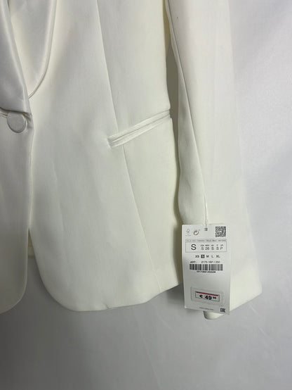 ZARA. Blazer blanca solapa satinada. T S
