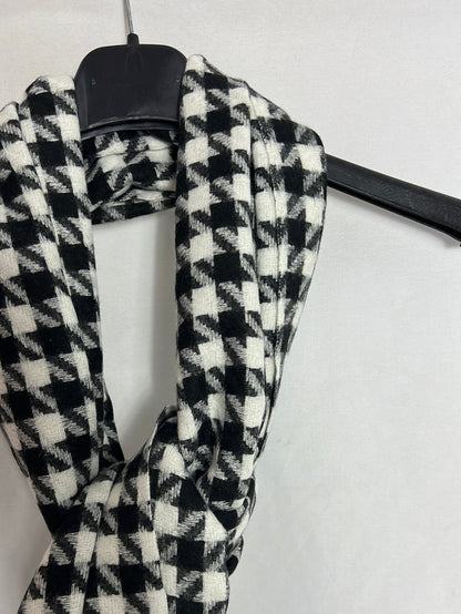 OTRAS. Bufanda cuadros negra y blanca. T U