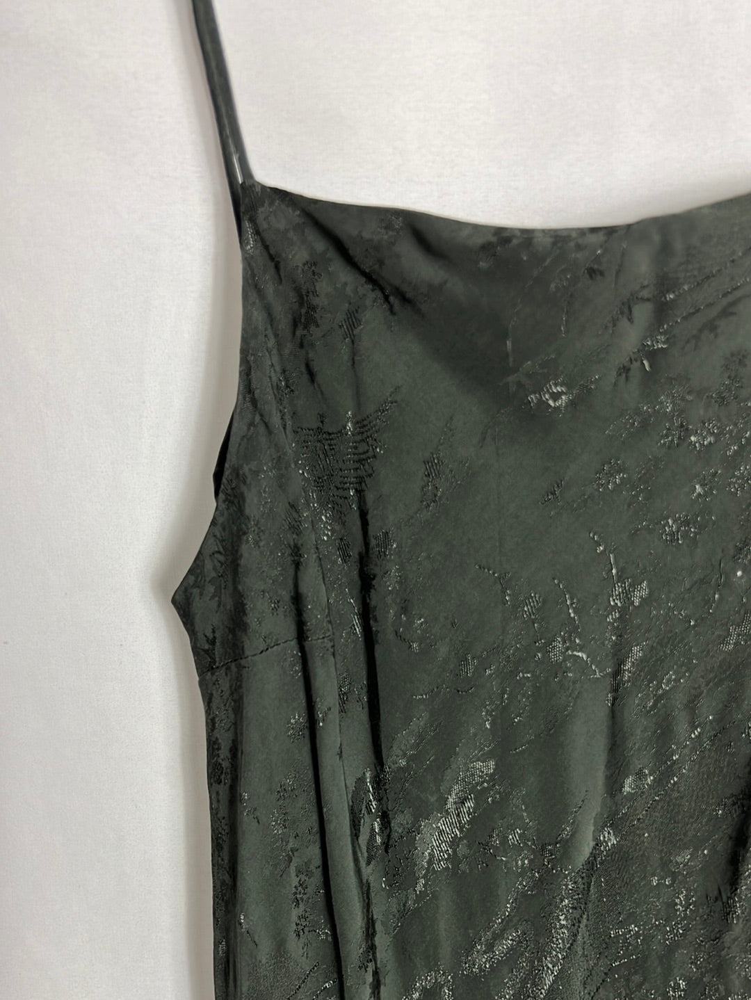 ZARA. Vestido largo verde oscuro satinado. T S