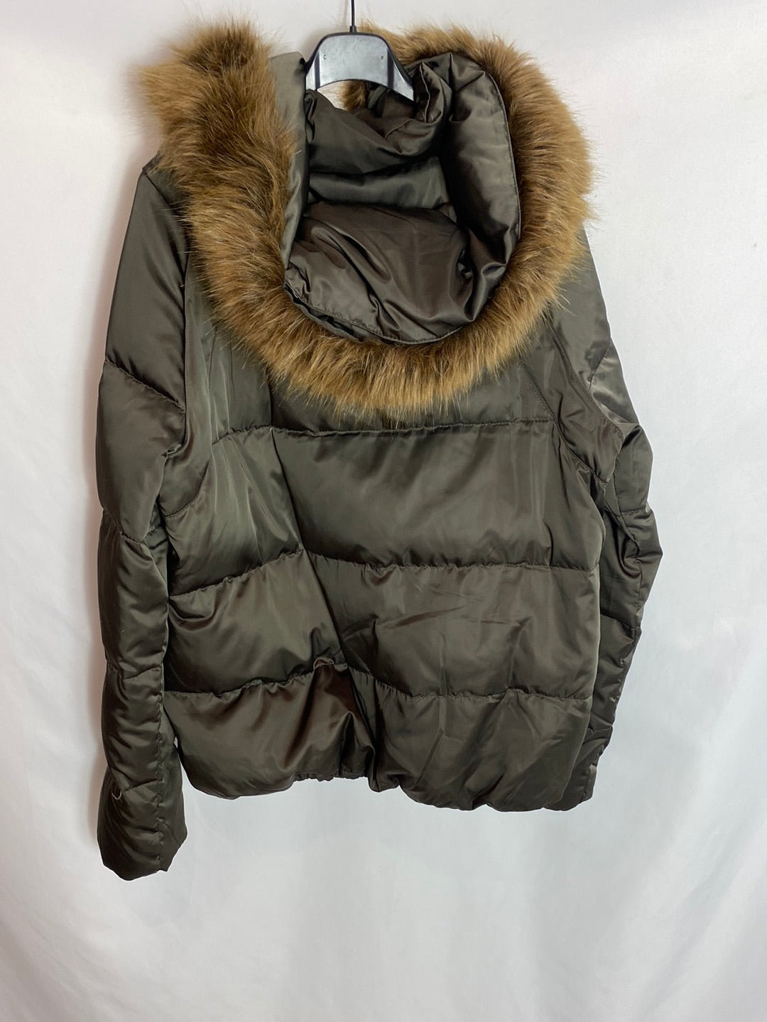 ZARA. Chaqueta de plumas verde militar T.XL