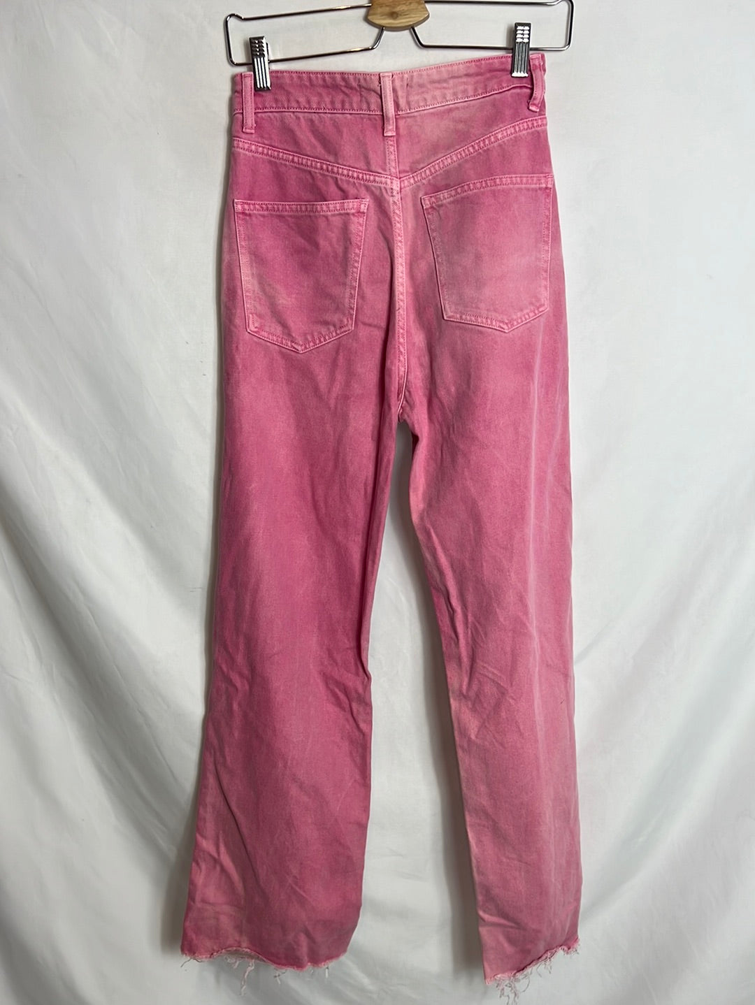 ZARA. Pantalón rosa ancho T.36