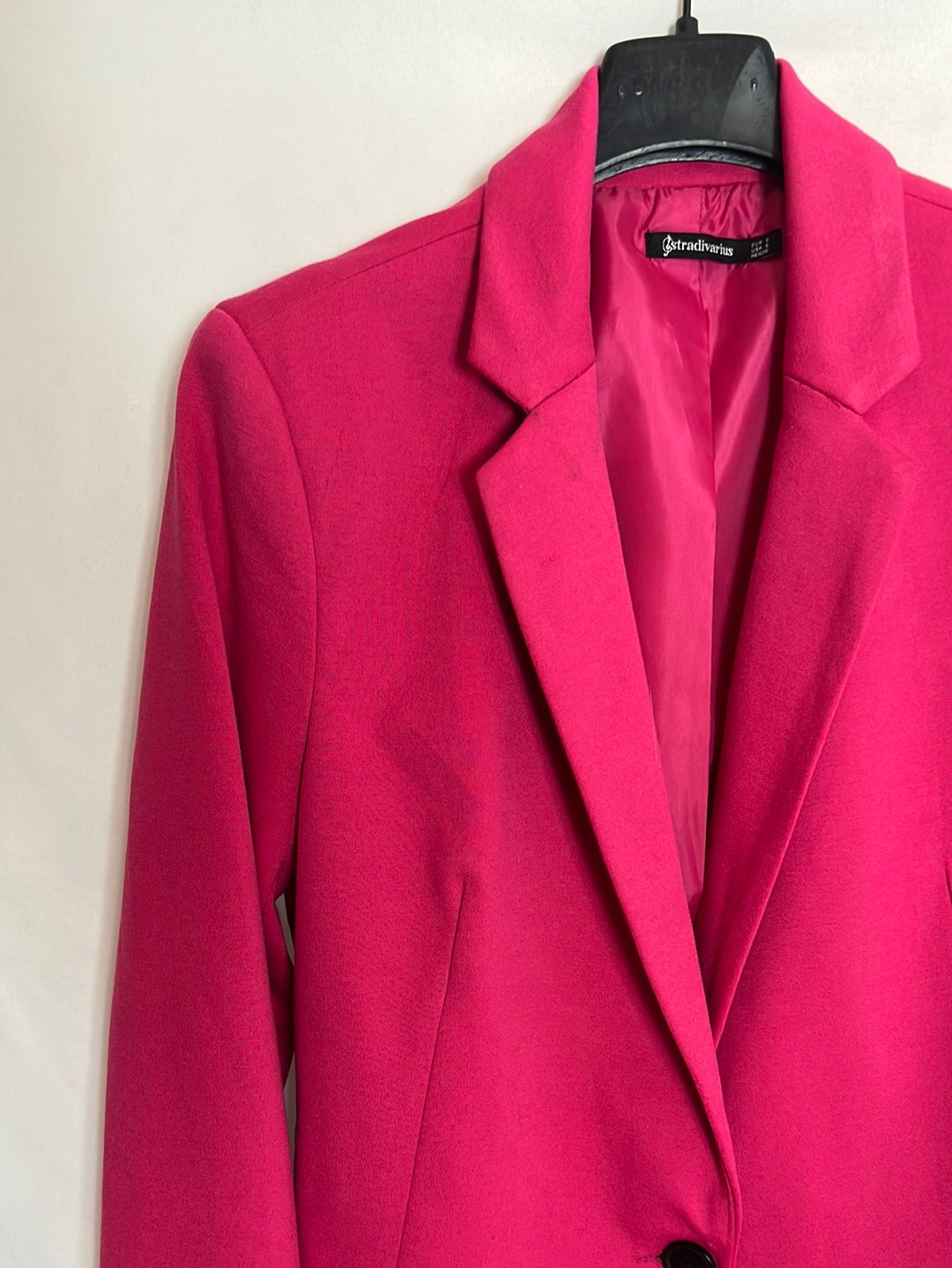 STRADIVARIUS. Blazer rosa básica T.s