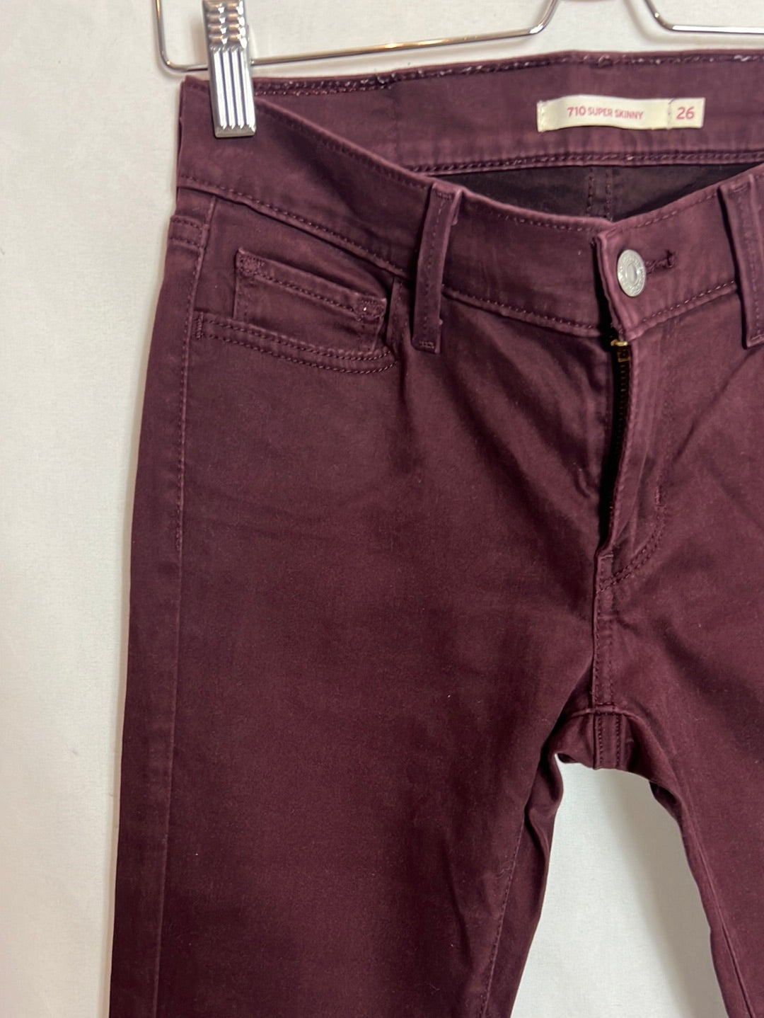 LEVI'S. Skinny denim pants in eggplant. Size 26 (36)