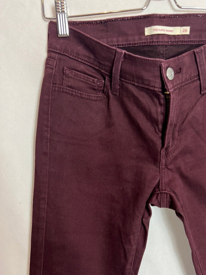 LEVI'S. Skinny denim pants in eggplant. Size 26 (36)