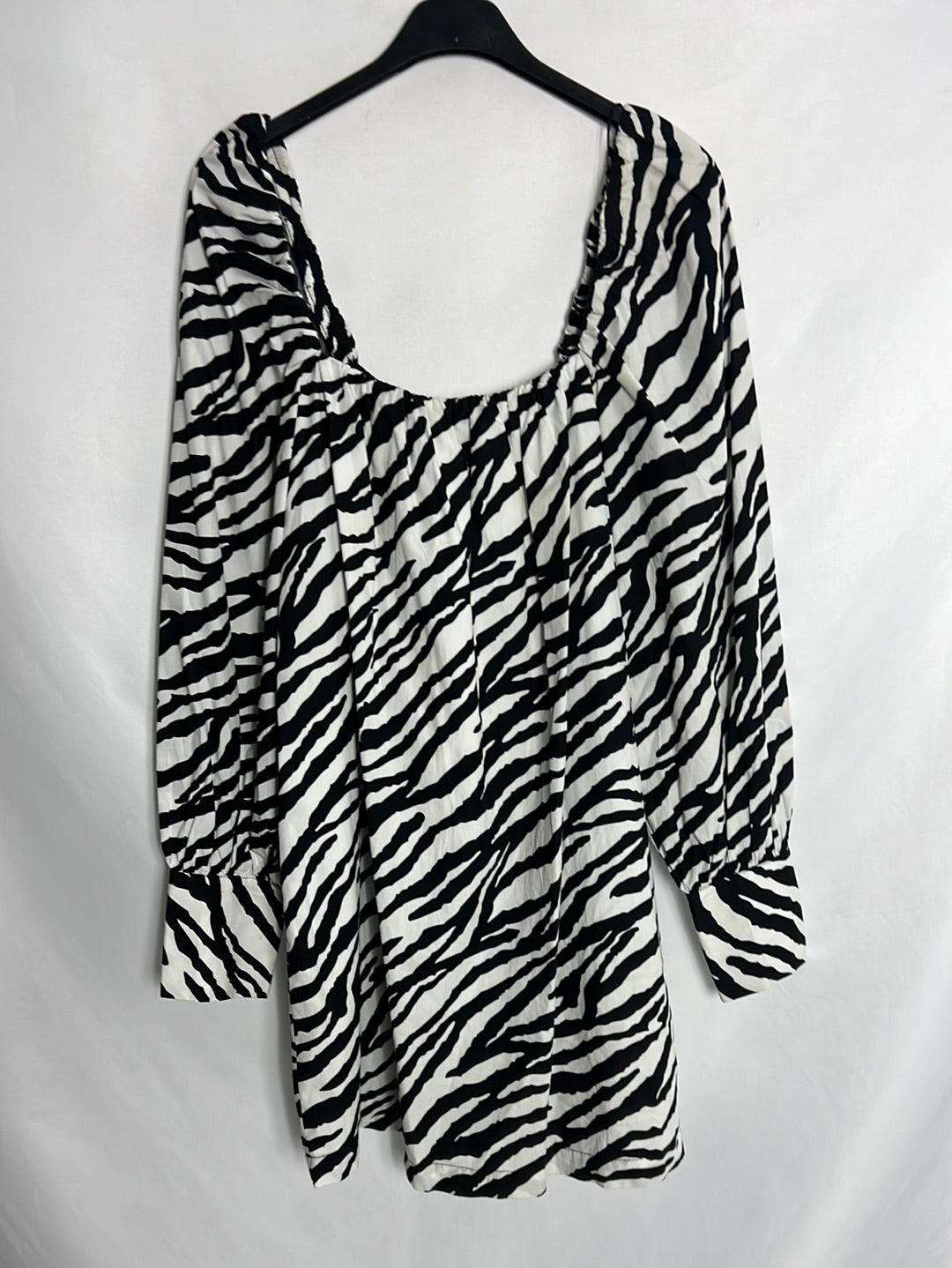 ZARA. Vestido corto estampado blanco y negro. T S