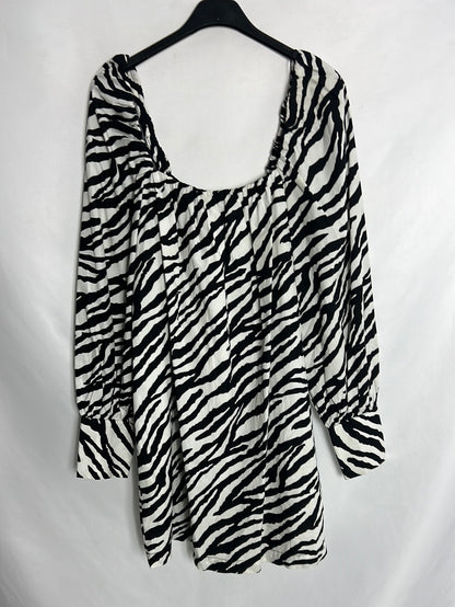 ZARA. Vestido corto estampado blanco y negro. T S