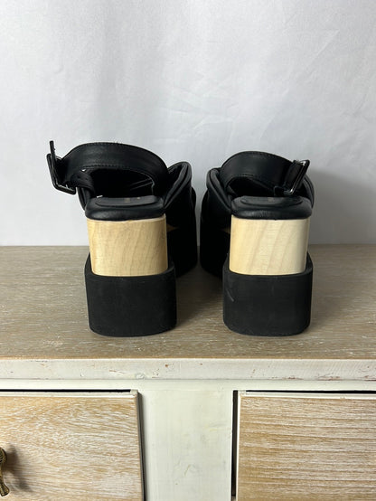 PALOMA BARCELÓ. Plataformas tira cruzada negra. T 39