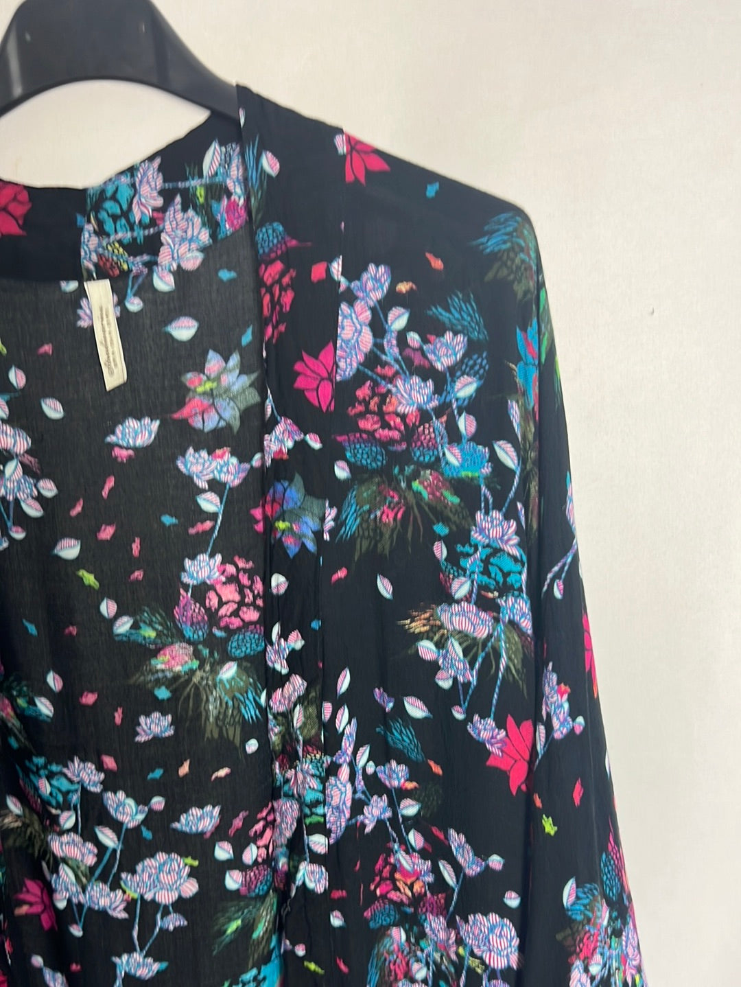 STRADIVARIUS. Black floral kimono. TM