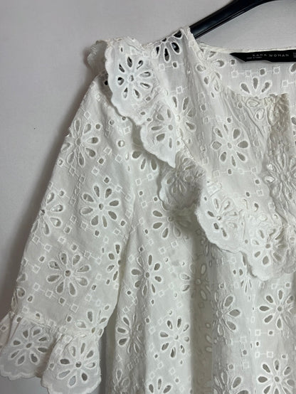 ZARA. Top blanco troquelado. T S