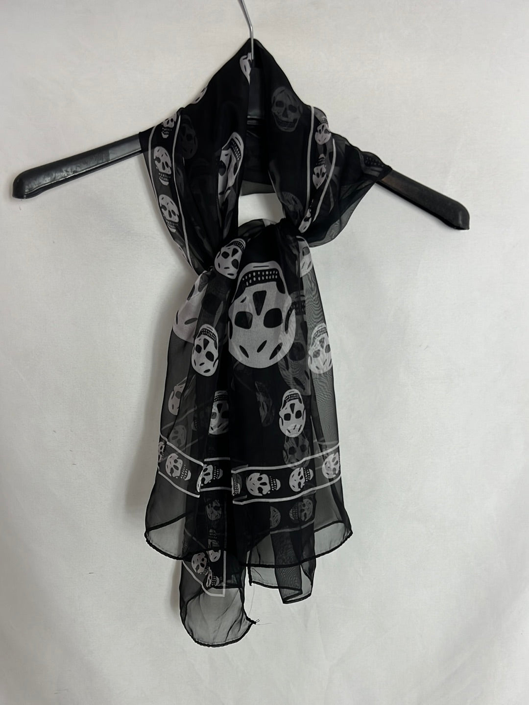 ALEXANDRE MQUEEN. Pañuelo negro calaveras