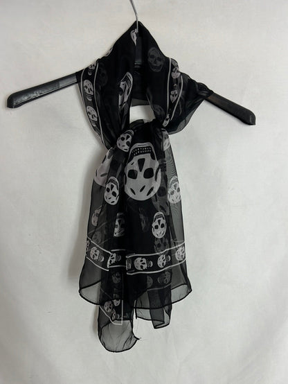ALEXANDRE MQUEEN. Pañuelo negro calaveras