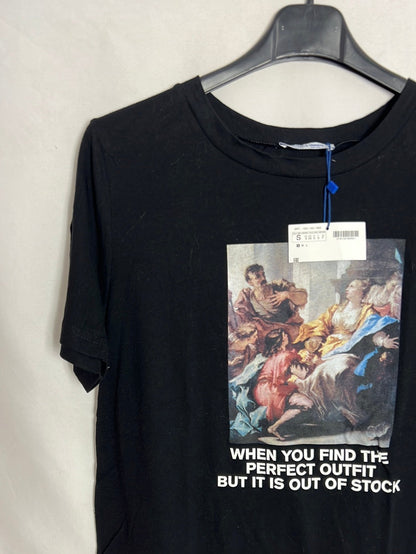 ZARA. Camiseta negra dibujos. T S