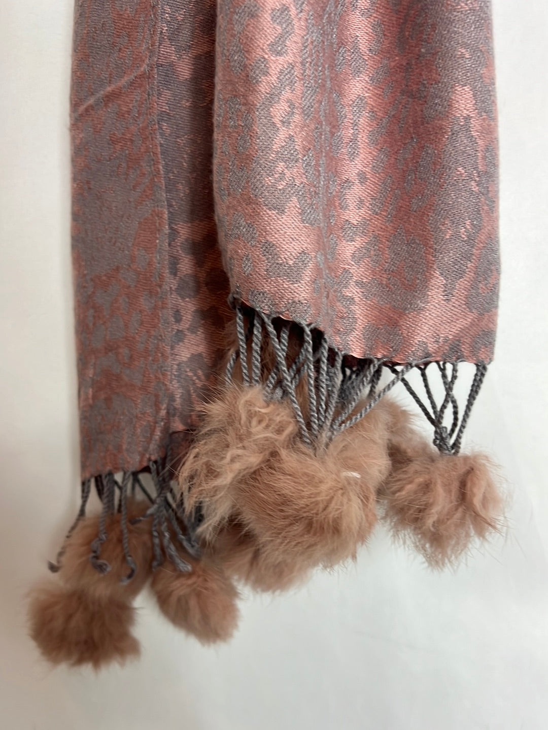 OTRAS. Fular animal print rosa