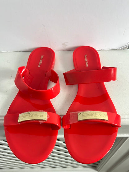 PEDRO DEL HIERRO. Sandalia plana goma roja. T L (40/41)