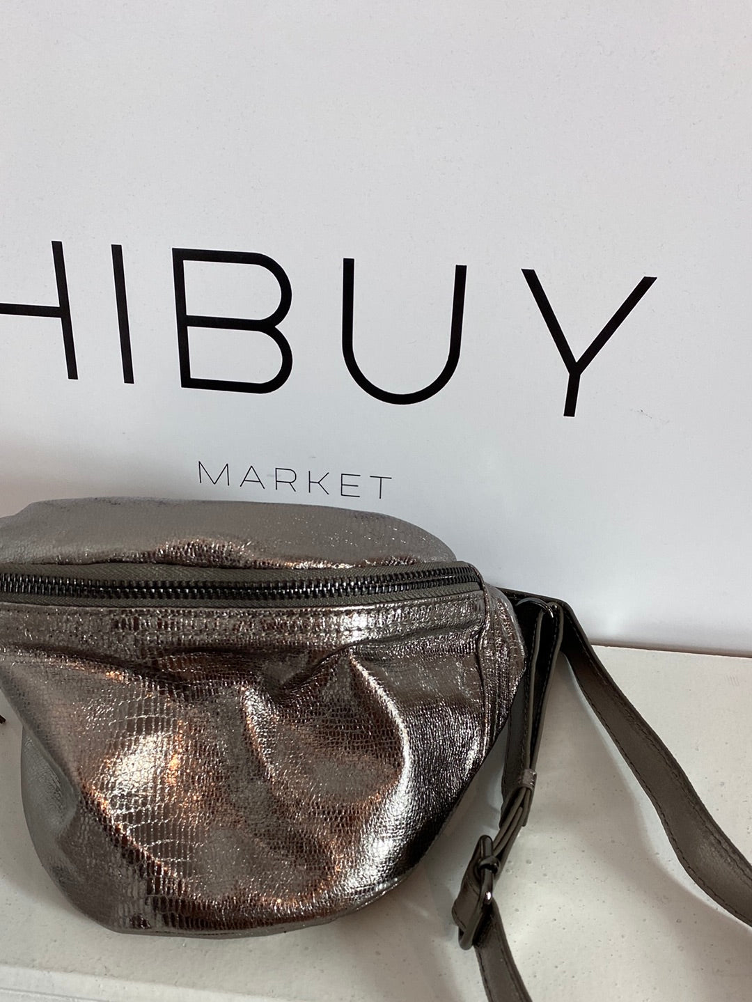 PULL&BEAR. Riñonera metalizada