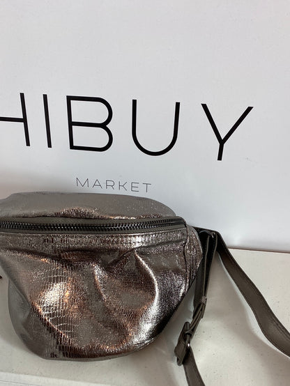 PULL&BEAR. Riñonera metalizada