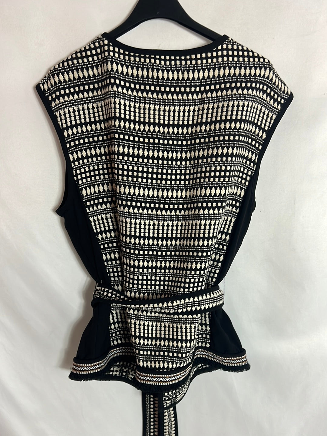 H&M. Chaleco blanco y negro bordado. T 36