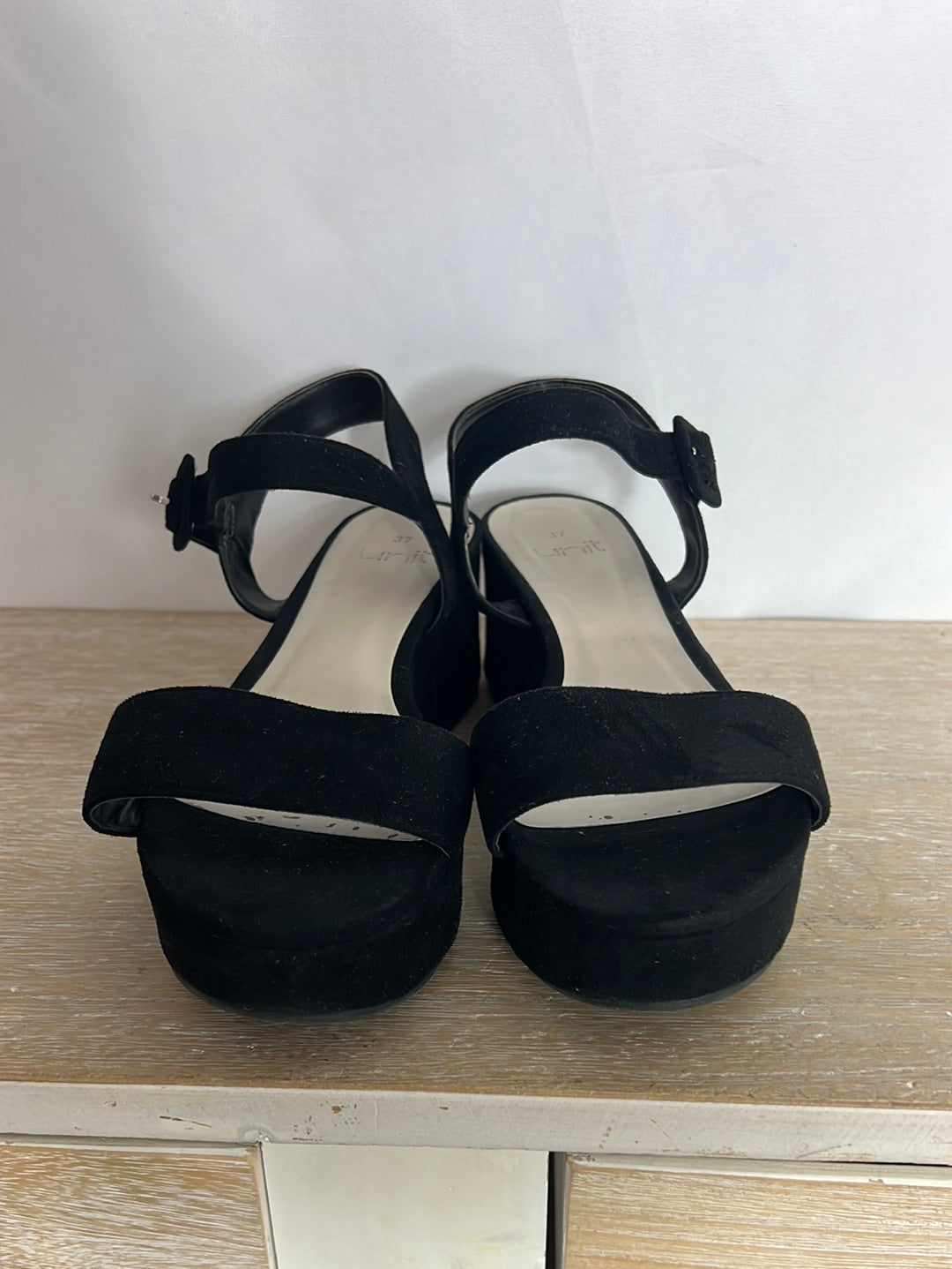 UNIT. Sandalia negra plataforma. T 37