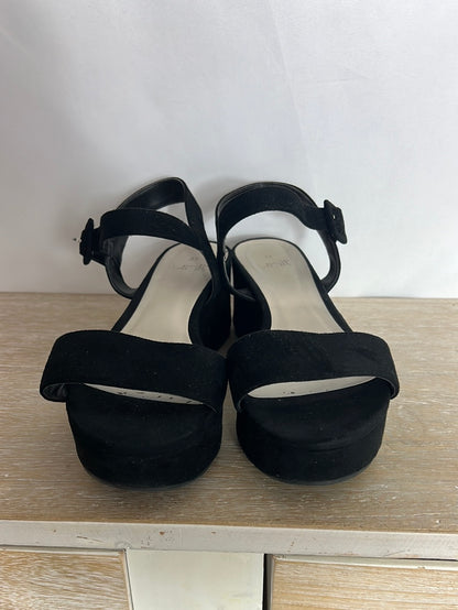 UNIT. Sandalia negra plataforma. T 37