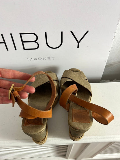 TORY BURCH. Cuñas tela tonos dorados. T 38