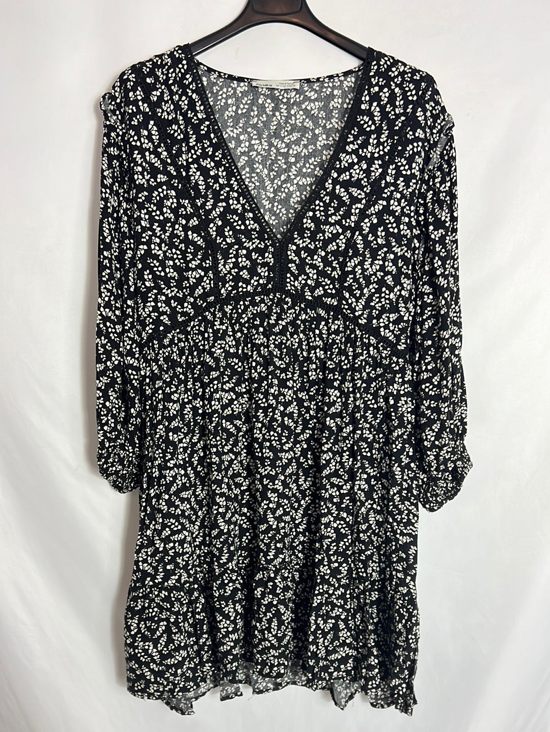 PULL&BEAR. Vestido negro flores blancas. T S