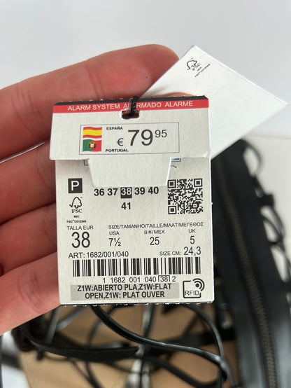 ZARA. Sandalia negra romana T.38