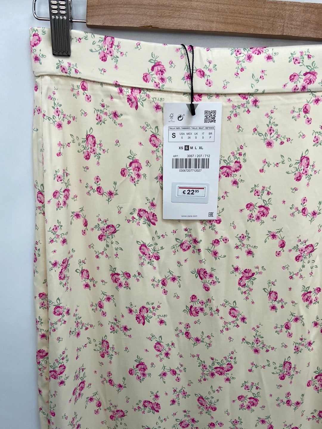 ZARA.Falda midi beige florecitas T.S