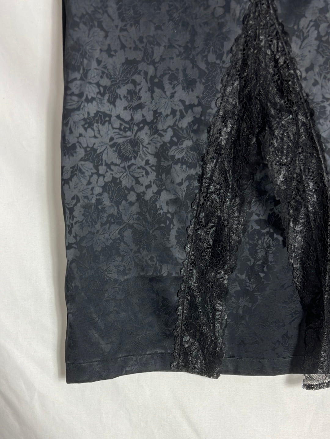 INTIMATELY. Falda midi negra estampada. T S