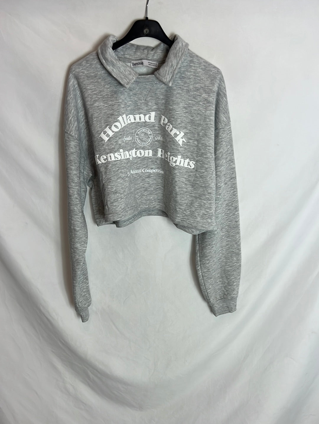BERSHKA. Sudadera crop gris. T.M