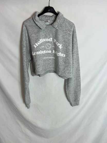 BERSHKA. Sudadera crop gris. T.M