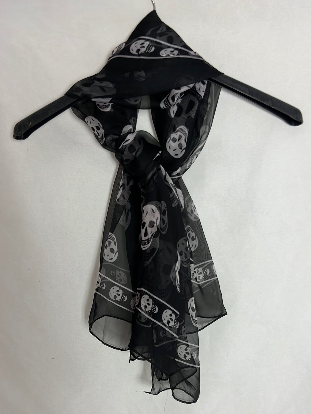 ALEXANDRE MQUEEN. Pañuelo negro calaveras