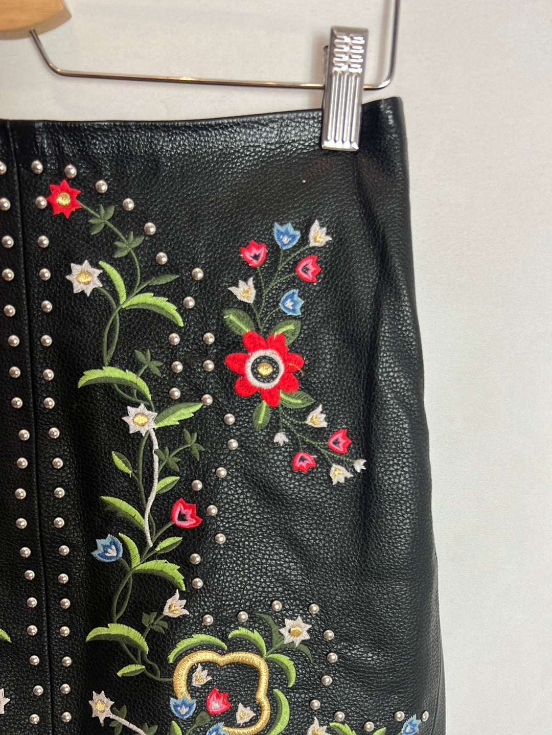 BERSHKA. Falda negro efecto piel bordados. T S