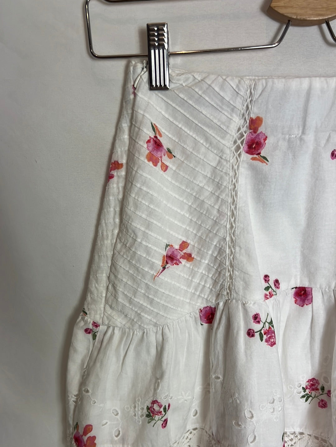 ZARA. Falda blanca flores. T XS