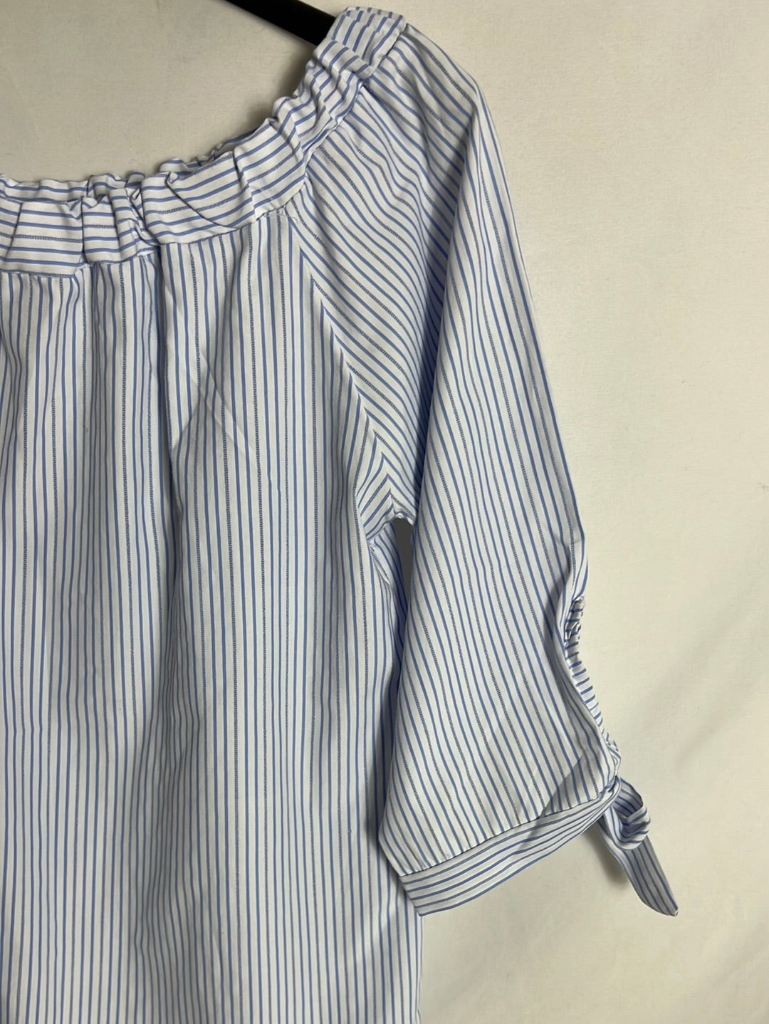 OTRAS. Blusa blanca rayas  hombros al aire. T M