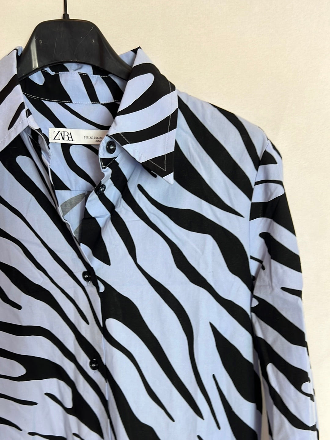 ZARA. Vestido midi camisero azul y negro. T XS