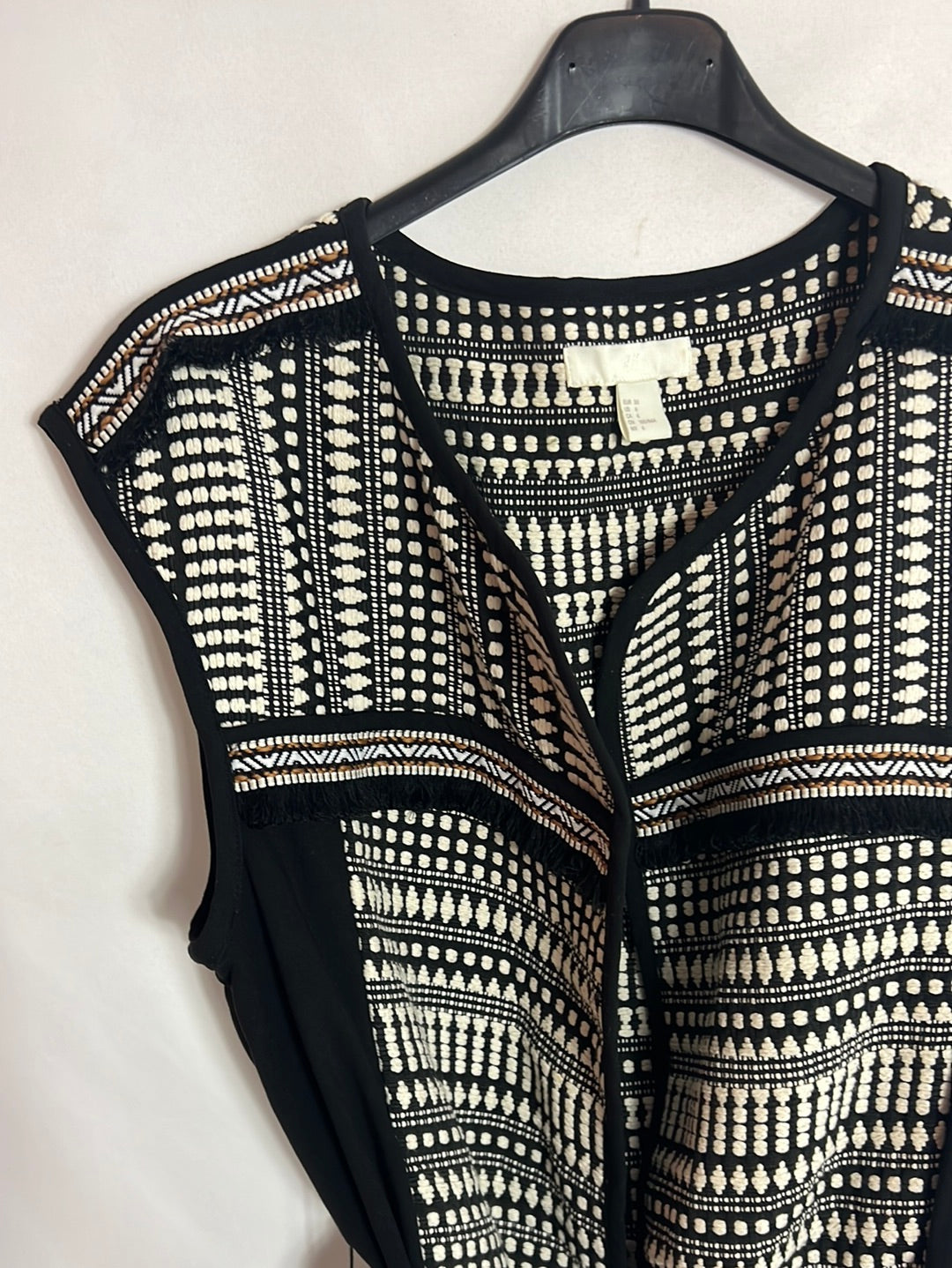 H&M. Chaleco blanco y negro bordado. T 36