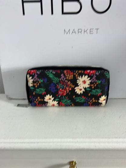OTRAS. Cartera negra estampada flores