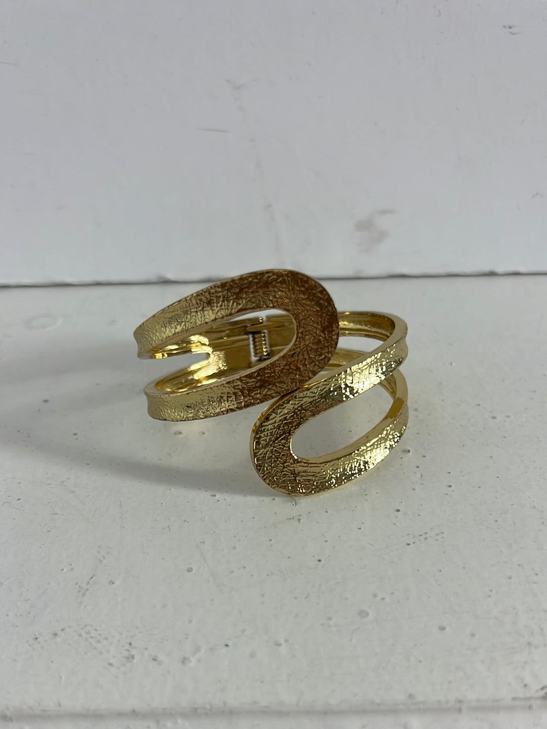 OTRAS. Pulsera dorada cruzada