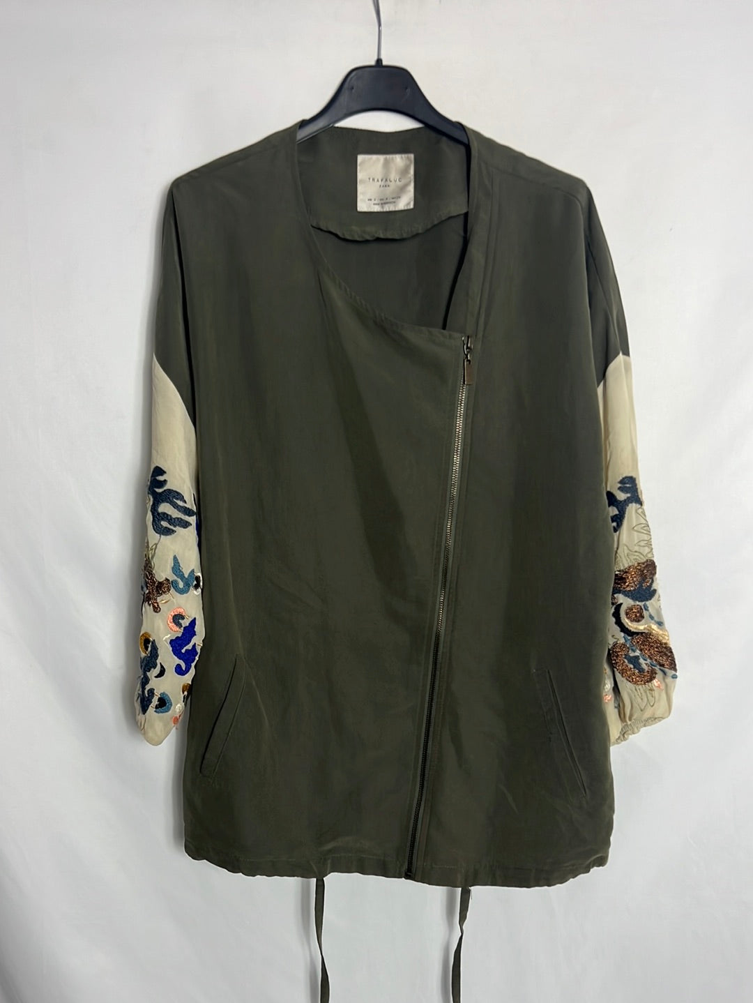 ZARA. Parka fina verde bordados mangas. T S