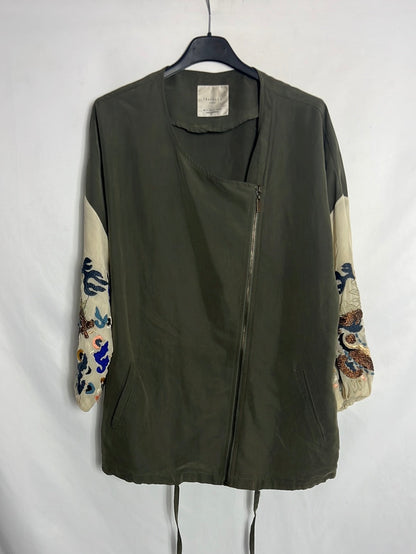 ZARA. Parka fina verde bordados mangas. T S