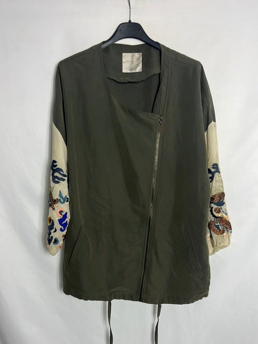 ZARA. Parka fina verde bordados mangas. T S